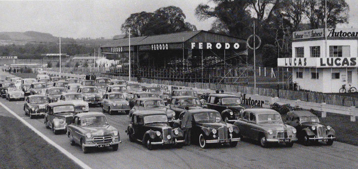 1953年に行われたロンドンショーのグッドウッド・テストデーの様子。戦前、戦後型のモデルが勢ぞろいし、英自動車産業の意欲を見せた。（写真＝SMMT＜英自動車産業会とライターギルド＞）