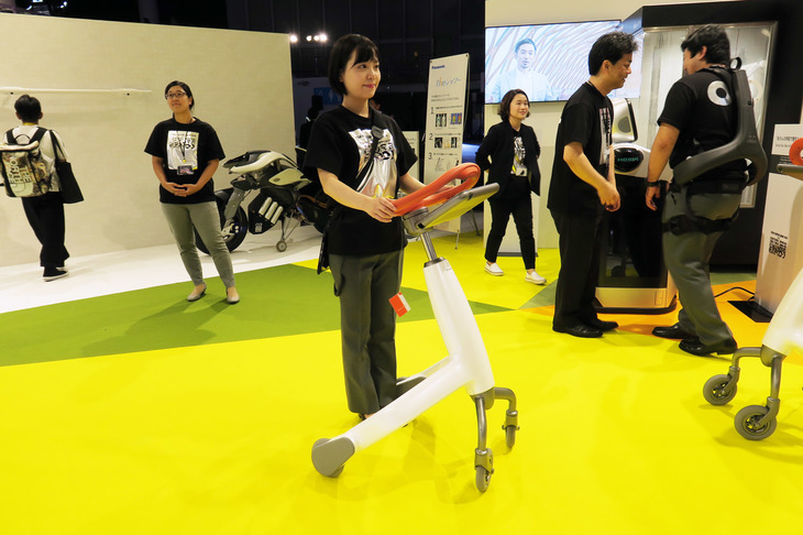 高齢者用の歩行器と思いもいきや、こちらは歩行トレーニングロボット。歩行時に適度な負荷をかける（もちろん負荷の重さは調整可能）トレーニングマシンだ。高齢化が進むと、こういった機器がますます必要になるのだろう。