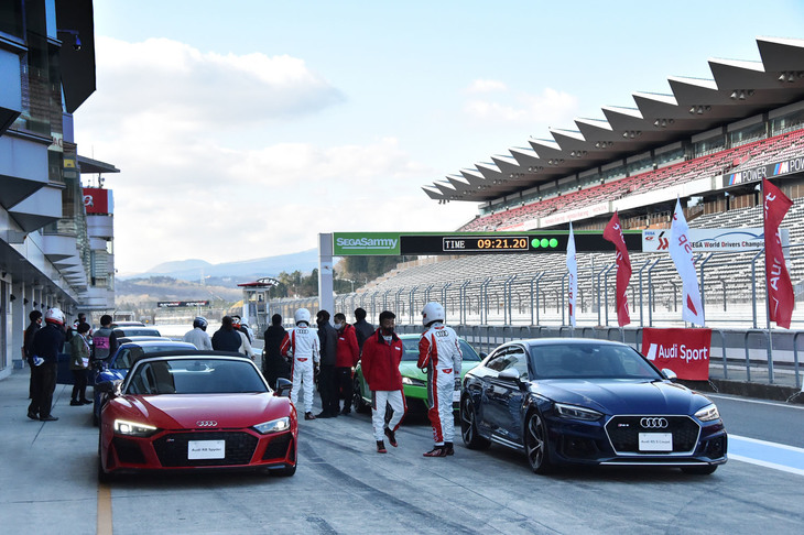 ピットレーンにて、走行開始を待つアウディスポーツの各モデル。これ、全部足したら、お値段幾らで何馬力になるのかしら？