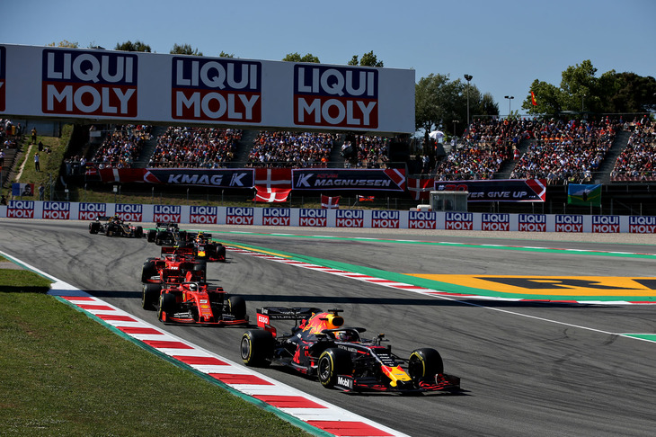 レッドブル勢は、フェルスタッペン（写真前）がフェラーリの間に割って入り予選4位と健闘、ピエール・ガスリーも6位につけた。スタート直後、メルセデス2台とセバスチャン・ベッテルが3台並んでターン1に向かって行くのを冷静に見ていたフェルスタッペンは、ブレーキングでタイヤを傷めたベッテルを早々に仕留め3位に上がり、最後までそのポジションをキープ。開幕戦オーストラリアGPに次ぐ今季2度目の表彰台にのぼった。ガスリーは予選順位のまま6位入賞。（Photo=Red Bull Racing）