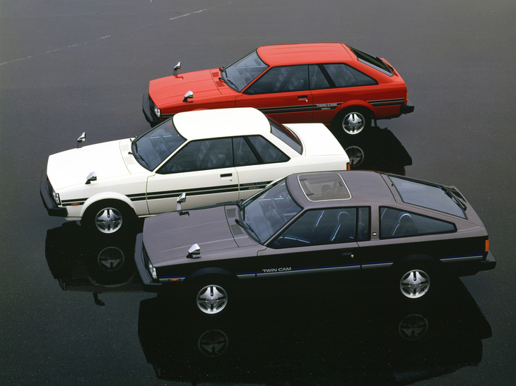 1979年に登場した4代目「トヨタ・カローラ」。手前から3ドアクーペ、2ドアハードトップ、そして3ドアリフトバック。