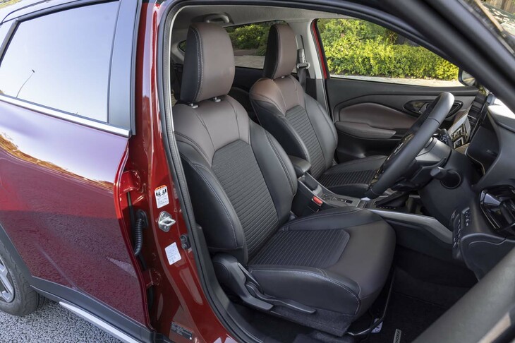 シート表皮にはレザー調素材とファブリックを採用。前席にはシートヒーターが標準で装備される。