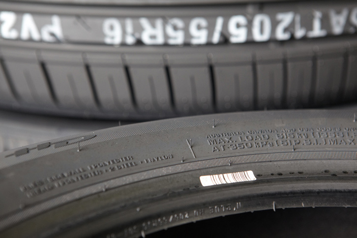 タイヤに貼られたバーコード。工場内での情報管理はもちろん、万が一不良品が出た場合には、この情報から生産日などを特定することができる。