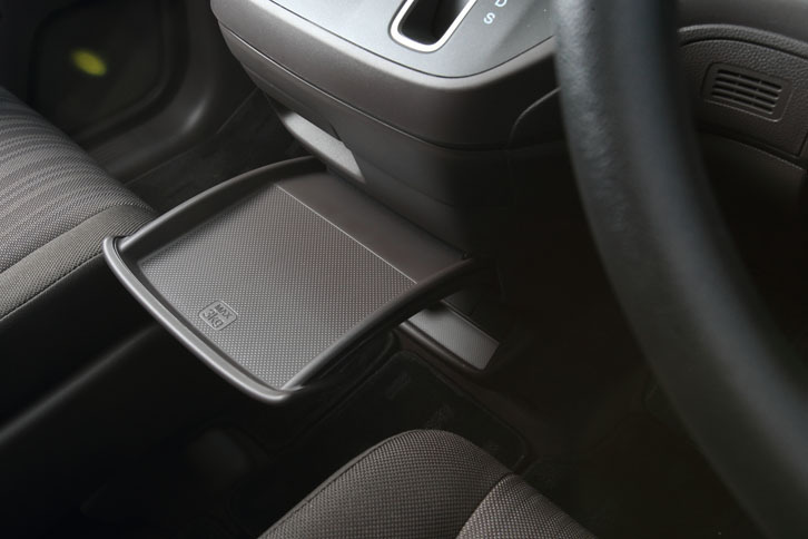 センターコンソールの下方から引き出して使う、前席用のセンターテーブル。耐荷重は3kg。