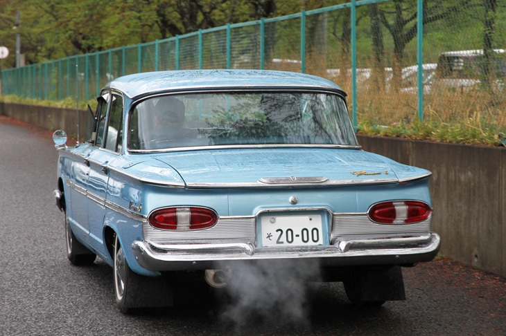 優雅な後ろ姿は1965年「プリンス・グロリア スーパー6」。日本初となるSOHCの直6エンジンを搭載している。