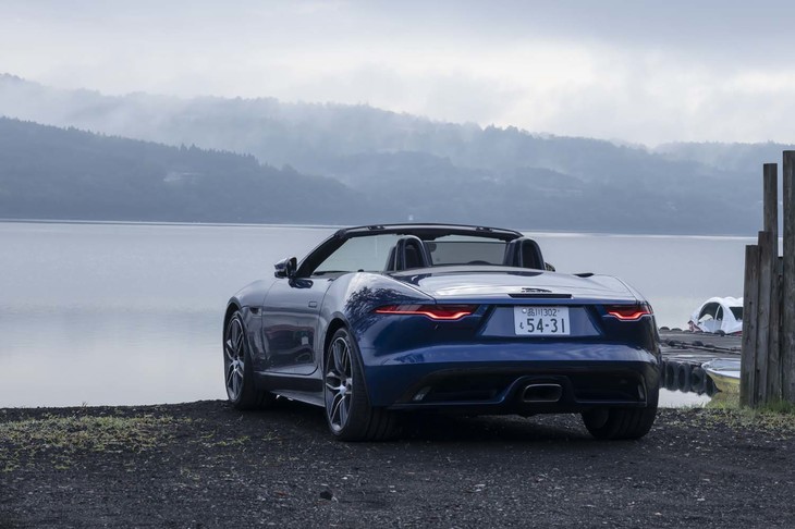 電動ソフトトップは約10秒で開き、約13秒で閉まる。50km/h未満であれば走行中でも操作できる。