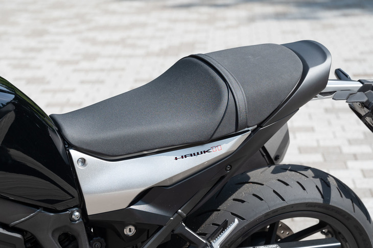 シート高は、前傾姿勢で乗るロードスポーツとしては標準的な820mm。タンデムシートはコンパクトで荷物を固定するフックなども見当たらない。積載性については、あまり期待しないほうがいいだろう。