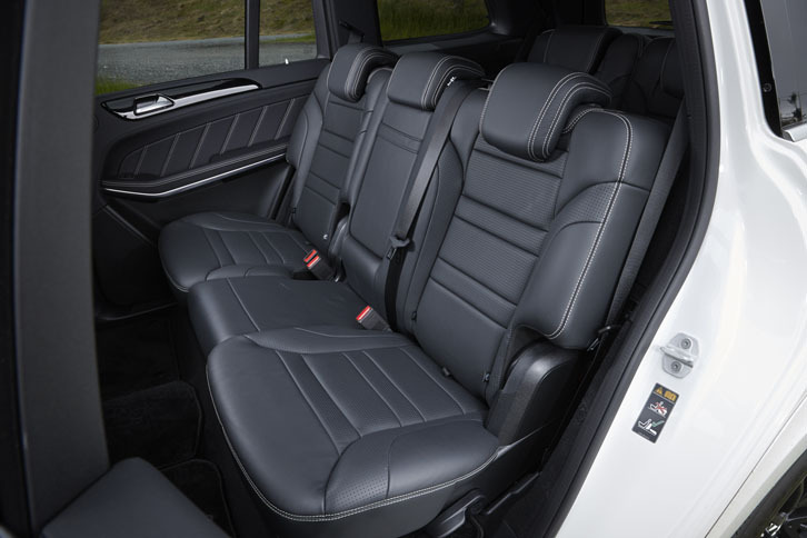 2列目シート。後方の3列目に乗り込む際は、電動スイッチを使って前方へと折りたたむ。