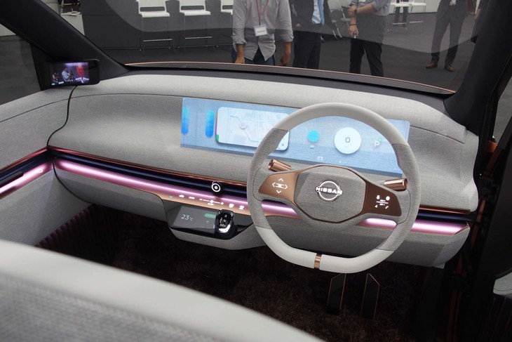 「ニッサンIMk」のインテリア。メーターパネルはプリズムディスプレイが用いられている。