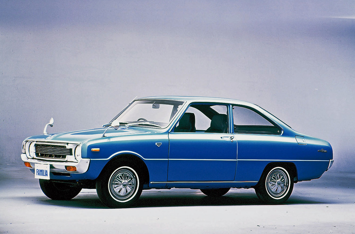 1973年「マツダ・ファミリア プレスト1000クーペ」。1967年以来のボディーを拡幅して延命。2ドア／4ドアセダンまたはこの2ドアクーペボディーにSOHC化された1リッター／1.3リッター直4エンジンを搭載。1976年の排ガス対策化に際して1000は生産終了となった。