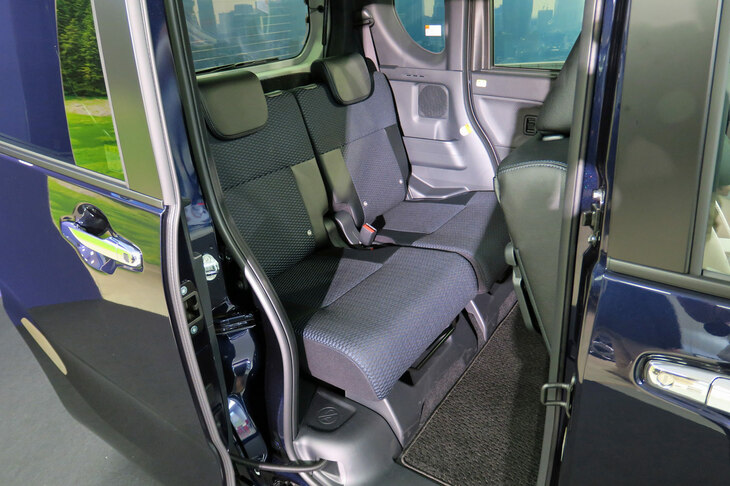 ダイハツ・タント カスタム（リアシート）