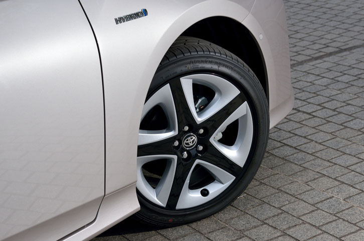 ツートンカラーが特徴的な17インチアルミホイール。グレードによっては、15インチのアルミホイールが装着される。