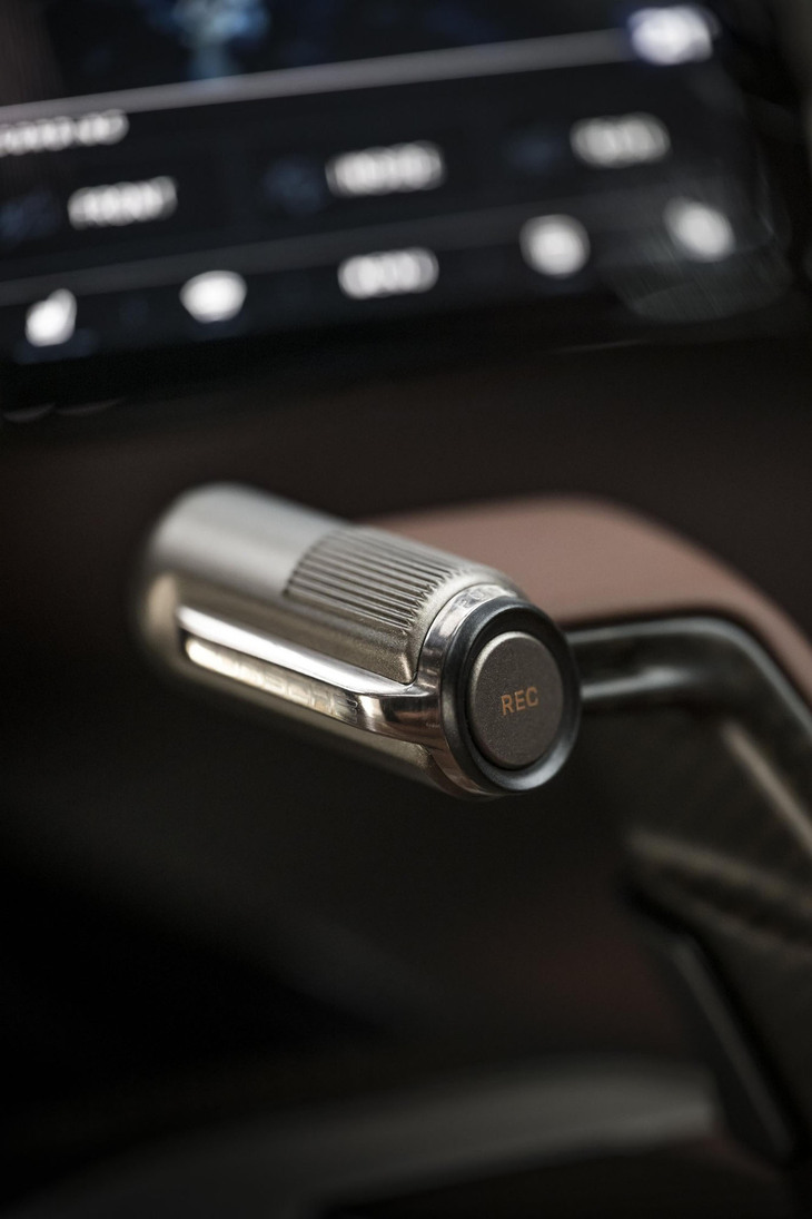 ポルシェ・ミッションX（マルチパーパスコントローラーのレコードボタン）