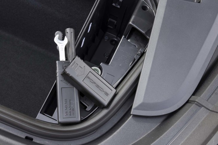 フロント荷室の右側（進行方向左側）には「PORSCHE」ロゴ入りの工具ケースがおさまる。反対の左側にはけん引フックが入っている。