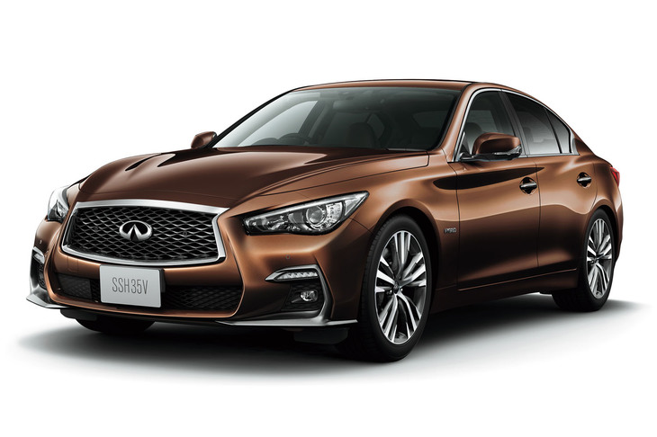 マイナーチェンジ前の現行型「スカイライン」にはインフィニティエンブレムが貼られていた。