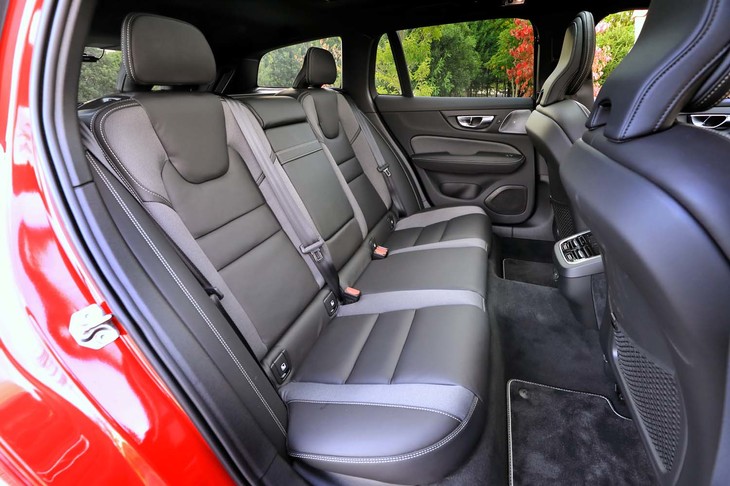 試乗車にはオプションの「クライメートパッケージ」が装着されていた。前後のシートヒーターをはじめ、ステアリングヒーターとヒーター付きのウオッシャー一体型ワイパーなど、寒冷地でうれしい装備がセットになっている。