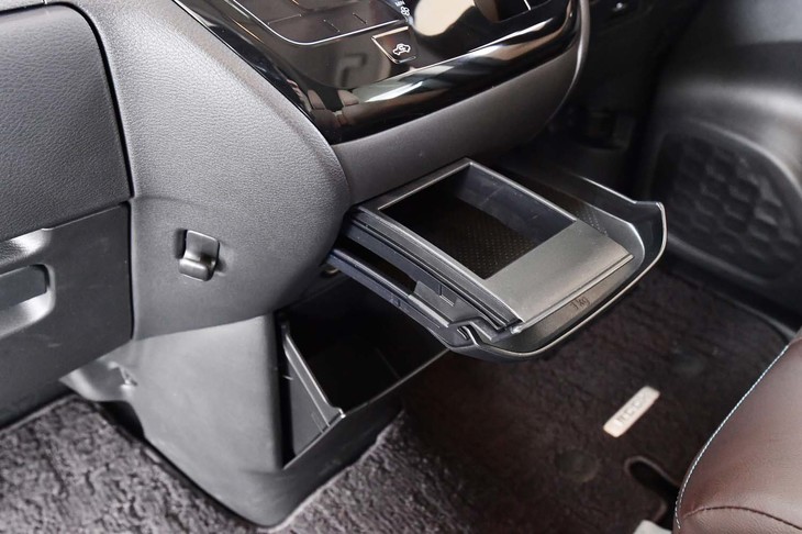 センターコンソールの下方には、引き出し式のトレー（収納可能なカップホルダー付き）が備わる。そのさらに下には格納式ボックスも。