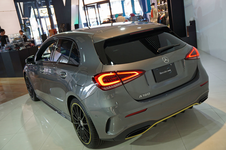 取材の前にも後にも、多くの人が見物していた新型「Aクラス」。受注も好調だそうだ。