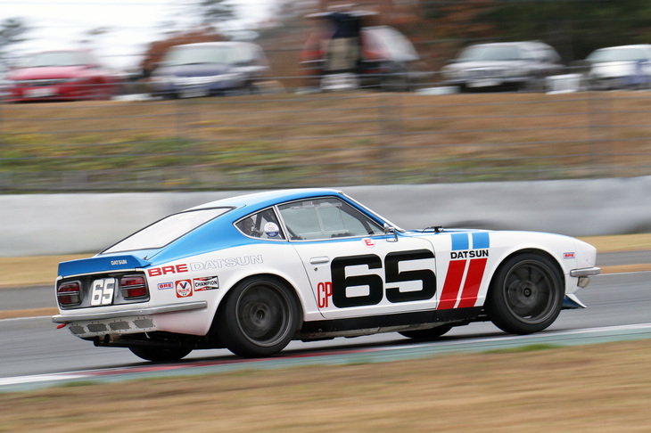 ポールポジションからスタートした、BREカラーが美しい「サミット＆チェック240Z」。ベースは北米仕様の「ダットサン240Z」（HLS30）である。