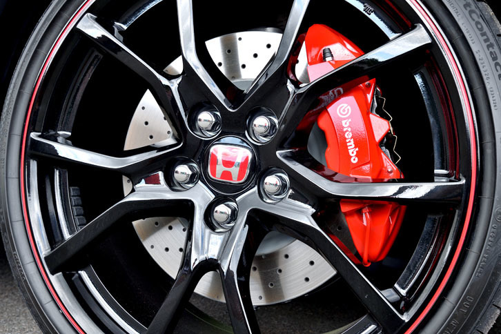 フロントブレーキには、ブレンボ製のモノブロック4ピストンキャリパーと、同社製のドリルド＆ピラーフィン・ディスクを採用している。