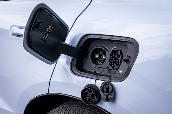 従来型の「EX30」と同じく、普通充電のほかにCHAdeMO方式の急速充電にも対応。充電ポートを左リアフェンダーに配置している。駆動用バッテリーの容量は69kWhで、一充電走行距離は535km（WLTPモード）と発表されている。