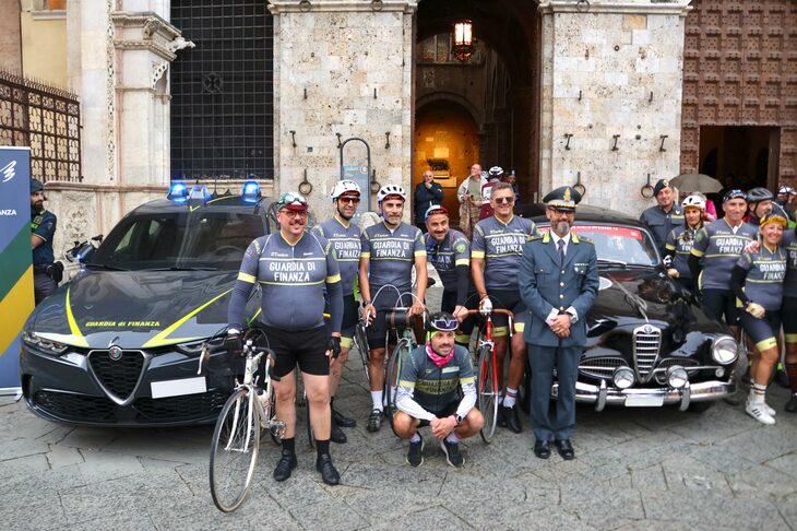 普段は脱税や密輸などの取り締まりにあたっているイタリア財務警察（グアルディア・ディ・フィナンツァ）のチームだった。「アルファ・ロメオ1900」（写真右）は、彼らの歴史コレクションから。