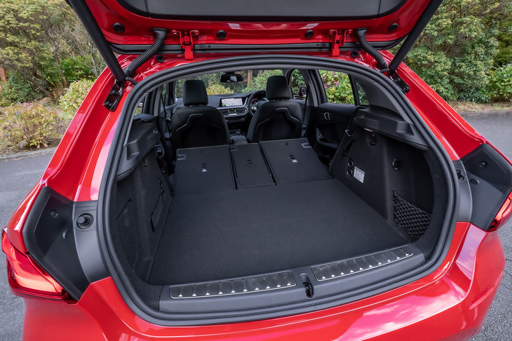 後席の背もたれを倒せば、荷室容量は最大1200リッターにまで拡大可能。