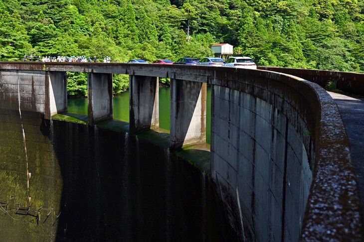 屋久島電工の尾立ダム。向こうには200万tの水を蓄えるダム湖が広がっている。2日続きの好天のため、この日は豪快な放水は見ることができなかった。残念。