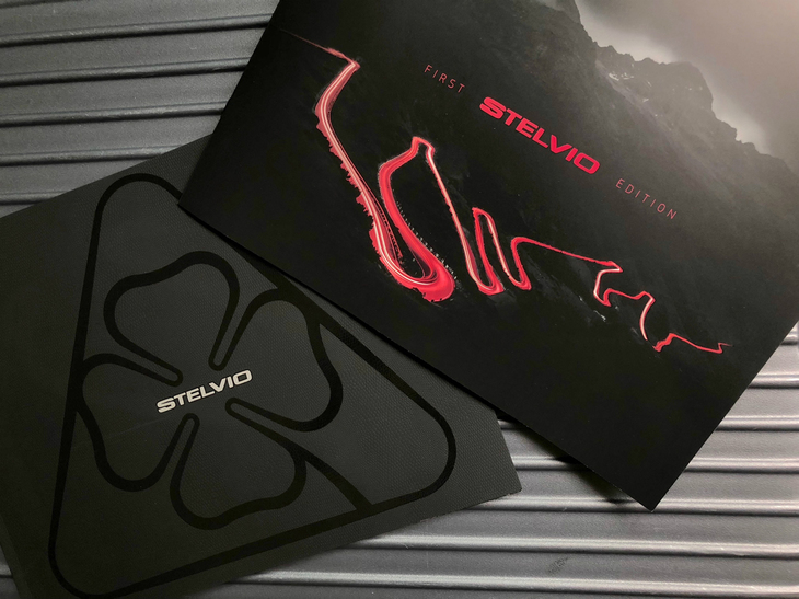 「ステルヴィオ クアドリフォリオ」（左）と「ファーストエディション」（右）のイタリア版カタログ。前者は48ページに及ぶ。