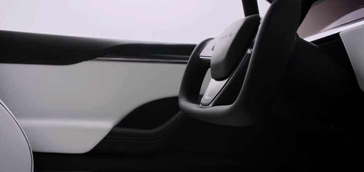「テスラ・モデルX」のコックピット。「ヨークステアリング」と呼ばれる独特な形状のステアリングホイールが採用されている。