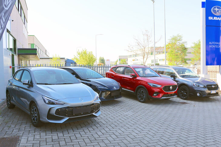 屋外展示の車両。写真向かって左から「MG3ハイブリッド＋」「MG4エレクトリック」「MG ZS」、そして「スバル・アウトバック」（日本名：レガシィアウトバック）。