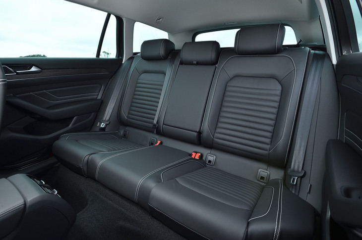 前席と同じく、肌触りのいいナッパレザーで覆われた「TSIエレガンス アドバンス」の後席。背もたれには40：20：40の分割可倒機構が組み込まれている。