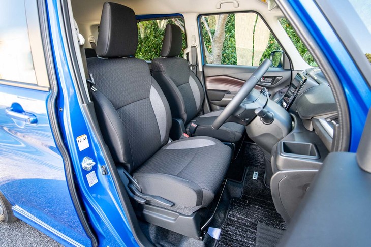 「ソリオ バンディット」のシートには鈍く輝くメタルのようなアクセントが施される。「ソリオ」ともどもマイルドハイブリッド車にはシートヒーターが標準装備となっている。