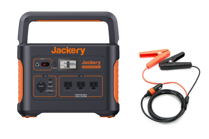 Jackery | ポータブル電源
価格：1万9800円～17万4600円

いざというときに備えておきたいのが「ポータブル電源」。リチウムイオン電池を内蔵するJackeryの1000Wモデルは、シガーソケットとUSBのDC出力に加え、家電用のAC100V出力を備える。定格出力は1000Wで調理家電などで使用でき、ブースターケーブルを介して車へのジャンプも可能だ。ACアダプターなら約7.5時間、推奨ソーラーパネルなら約17時間でフル充電となる。


問い合わせ：株式会社Jackery Japan 03-6276-4324