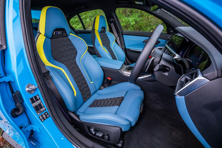 「ヤスマリーナ・ブルー×ブラック」のフルレザーメリノで仕立てられた「Mスポーツシート」を前席に装備。シートベルトにはクラシックな「Mカラー」が織り込まれている。