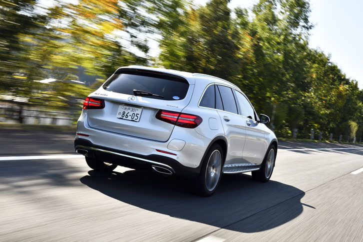 0-100km/h加速は5.9秒。EV走行は135km/hまで可能なため、高速道路でもモーターのみで走ることができる。