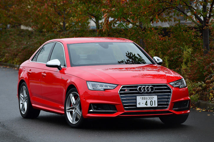 トワイライトグレー・マット仕上げのラジエーターグリルや、専用デザインのエアインテークなどを採用し、スポーティーな印象にまとめられたフロントビュー。