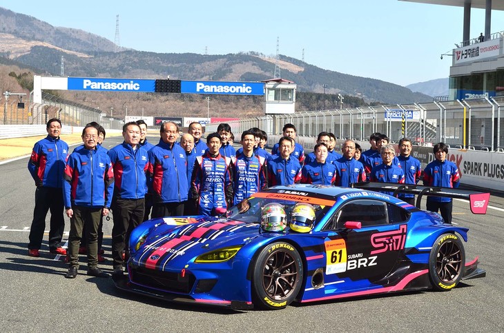 まずは新型「スバルBRZ GT300」と関係者のフォトセッションから。全体の指揮やマシンのエンジン開発はSTIが、マシン製作やチーム運営はR&D SPORTが担当するという、2009年から続くタッグが今年も継続される。ドライバーは井口卓人／山内英輝のコンビで7シーズン目。鉄壁を誇るチームワークが最大の強みとなっている。2020年シーズンで存分に発揮した速さと、取り戻した信頼性の高さを「結果」に結びつけるべく、チームの一体感がさらに高まっていることを感じさせた。