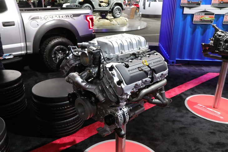 最高出力710psを発生する「マスタング シェルビーGT500」の5.2リッターV8エンジン。エンジン上部には「HAND-BUILT WITH PRIDE」の文字とともに、シェルビーのブランドを示す“コブラ”のエンブレムが入る。