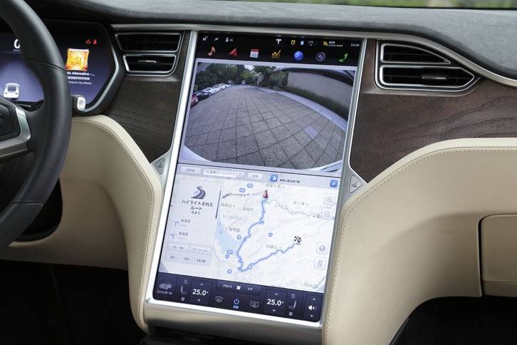 インパネの中央に配置された17インチのタッチスクリーン。ナビやオーディオのほか、車両のさまざまな機能をここでコントロールする。