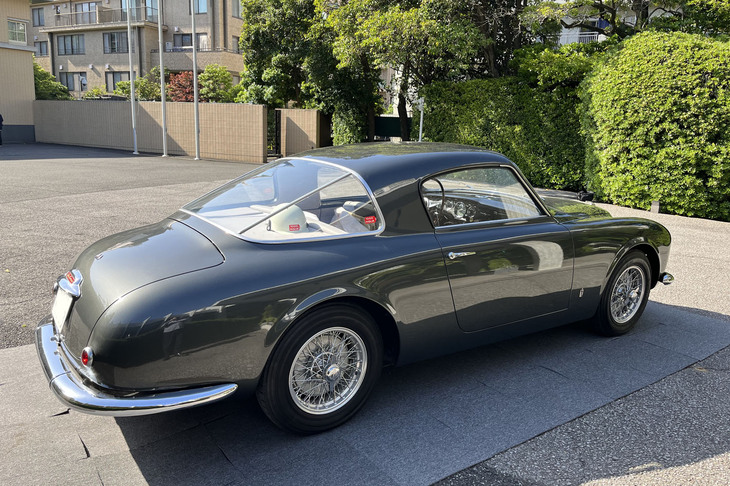 ピニンファリーナの電動ハイパーカー「バティスタ チンクアンタチンクエ」とバルケッタモデル「B95」の発表会場に展示された1953年の「アルファ・ロメオ1900Cスプリント ピニンファリーナ」。