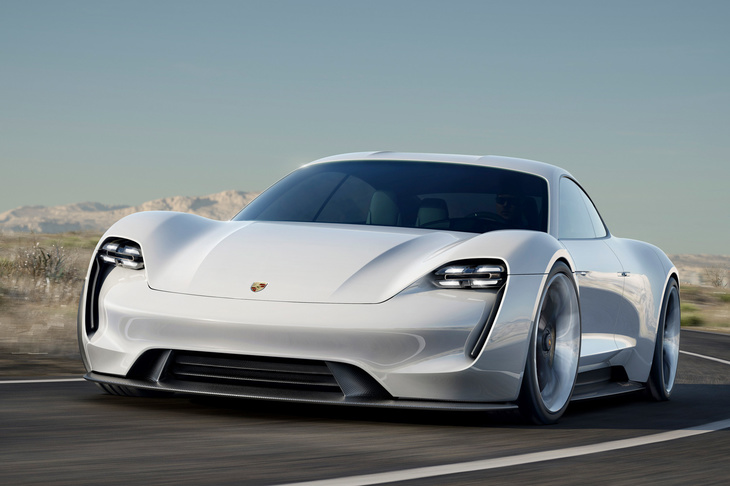 新しい技術の採用にも積極的に取り組むポルシェ。まもなく、電気自動車の4ドアスポーツモデル「タイカン」もラインナップに加わる予定だ。