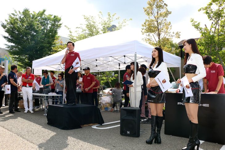 まずは開会式とともにドライバーズミーティングを実施。ドライバーたちには、ラリー出走に向けての諸注意が伝えられた。集まった「911」は代官山をスタートし、コマ図を頼りにチェックポイントに立ち寄りながら、ゴールとなる軽井沢を目指す。