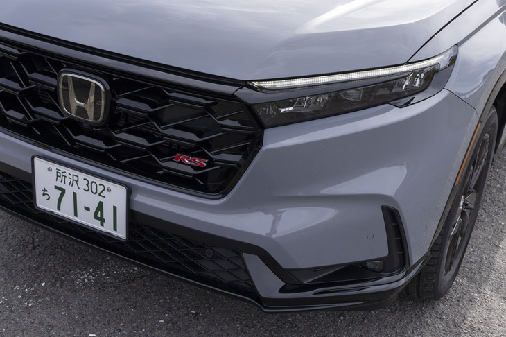 【ホンダCR-V e：HEV RSブラックエディションのスペック】　
	ボディーサイズ：全長×全幅×全高＝4700×1865×1690mm／ホイールベース：2700mm／車重：1830kg／駆動方式：4WD／エンジン：2リッター直4 DOHC 16バルブ／モーター：交流同期電動機／エンジン最高出力：148PS（109kW）/6100rpm／エンジン最大トルク：183N・m（18.7kgf・m）/4500rpm／モーター最高出力：184PS（135kW）/5000-8000rpm／モーター最大トルク：335N・m（34.2kgf・m）/0-2000rpm／タイヤ：（前）235/55R19 101Y XL／（後）235/55R19 101Y XL（ミシュラン・ラティチュード スポーツ3）／燃費：18.0km/リッター（WLTCモード）／価格：577万9400円
	
	【取材時の燃費データ】
	テスト距離：304.2km（市街地2：高速道路6：山岳路2）／使用燃料：25.4リッター（レギュラーガソリン）／参考燃費：12.0km/リッター（満タン法）／14.3km/リッター（車載燃費計計測値）