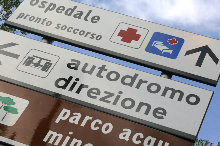 イモラサーキット正門前にて。「Autodromo」は「アウトードロモ」が適切であろう。