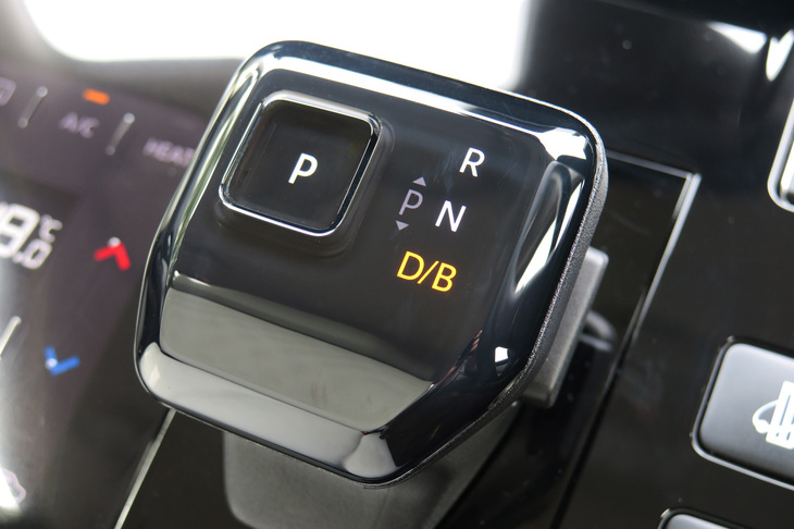 三菱eKクロスEV P（シフトセレクター）