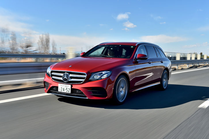 全長は5m、車重は1.9tという立派なボディーを持つ。リアサスペンションは電子制御セルフレベリング機能付きエアサスペンションとなる。