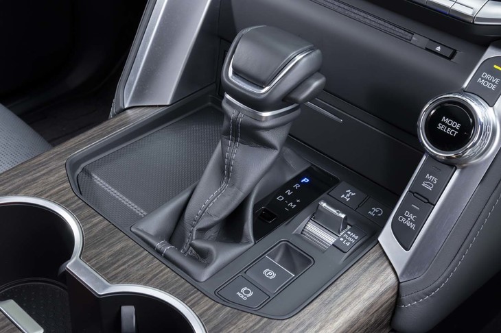 変速機は10段のトルコン式AT。ギアポジション表示プレートの右側はトランスファーの切り替えレバー。
