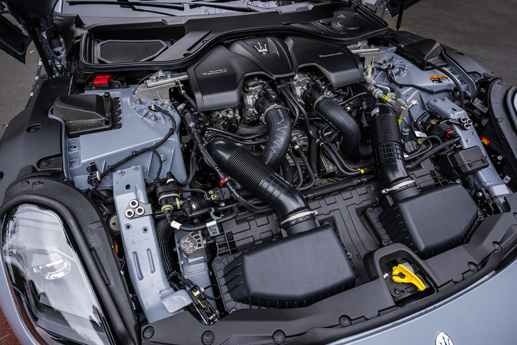 「ネットゥーノ」と呼ばれる3リッターV6ツインターボエンジンは最高出力550PS/6500rpm、最大トルク650N・m/2500-5500rpmを発生。フロントのバルクヘッドギリギリに縦置き搭載されている。