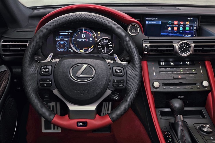 「レクサスRC F“パフォーマンスパッケージ”」のインテリア。専用のデザインと装備で仕立てられている。